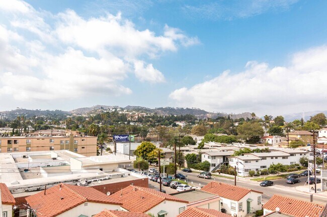 Building Photo - Luxury Townhome Centrally Located in Silver Lake! OPEN HOUSE JUNE 6TH, 2026 from 1:30 PM to 2:30 PM
