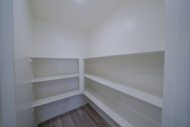 Building Photo - Spacious Townhome for Rent – Prime Location!