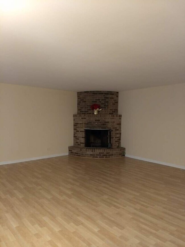 Building Photo - 330 E Forest Knoll Dr