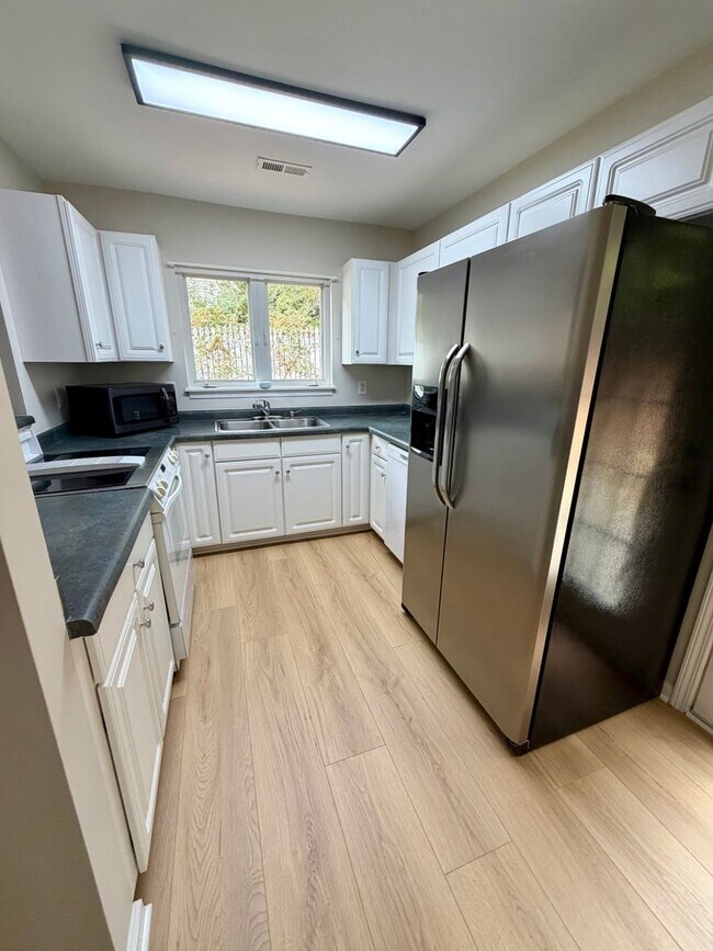 Building Photo - 121 Grand Oak Cir