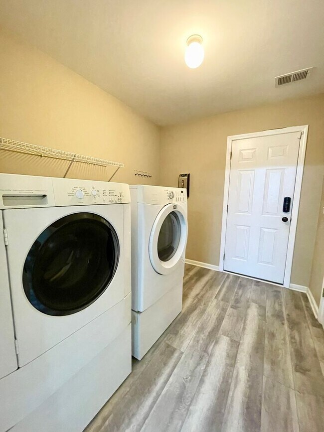 Building Photo - West Columbia