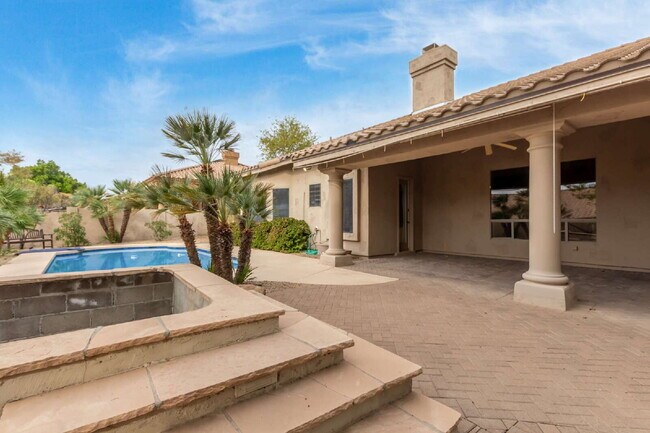 Building Photo - "Discover Your Dream Oasis: Spacious 4-Bedroom Retreat in Scottsdale's Paradise Drive!"