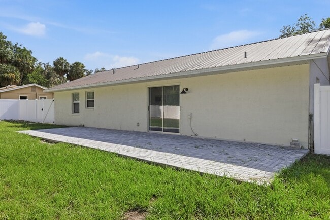Building Photo - 30850 Cherokee Ave