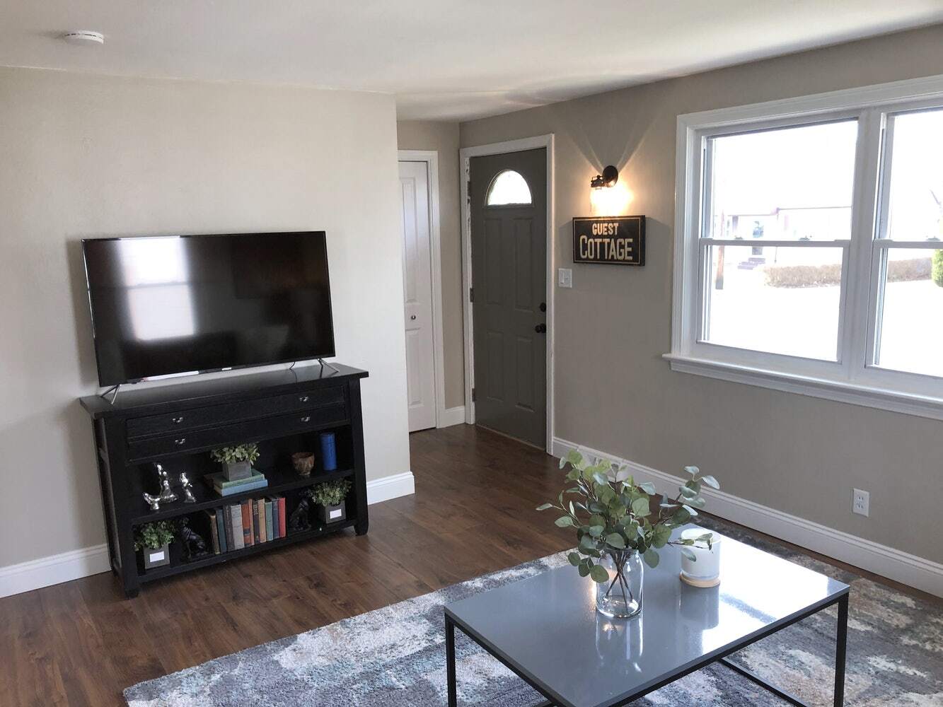 Building Photo - 1561 W 40th St