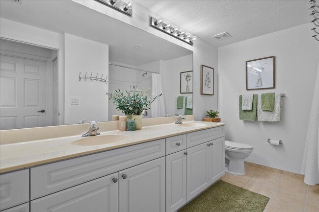 Building Photo - 3020 Alcazar Pl