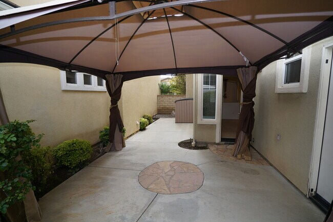 Building Photo - Creekside 3 Bedroom Rental Home in Valencia!