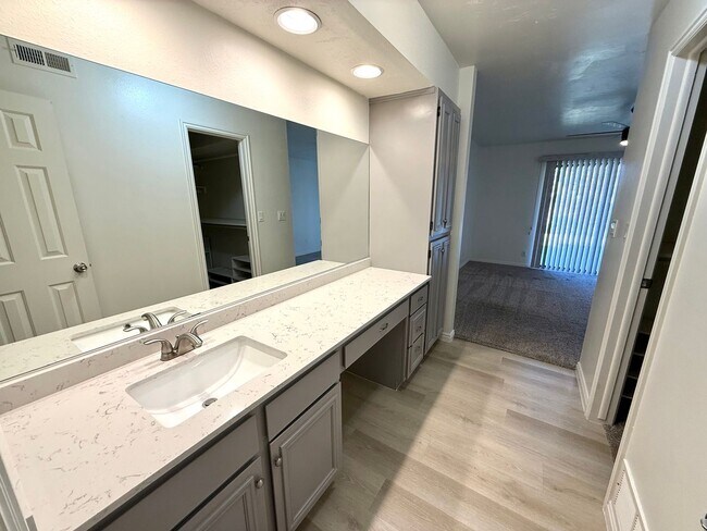Building Photo - Upgraded townhome by Southgate Golf Course - Small dogs allowed