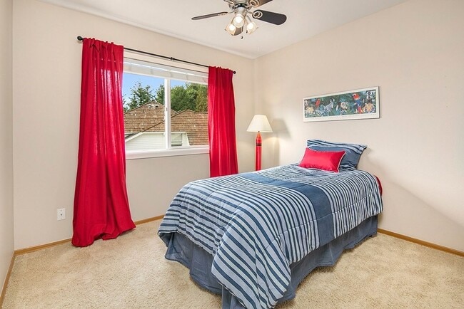 Building Photo - 4bd/2.5ba Newcastle Home