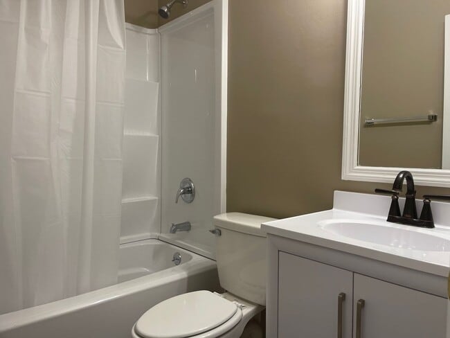 Building Photo - 2bd 1 ba Duplex in Hermitage