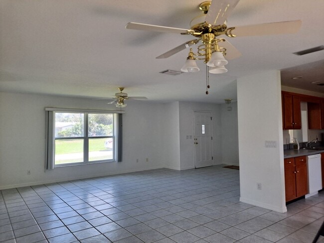 Building Photo - Available Mid-Nov! 3BR 2BA OFF RIVERSIDE DR FOR RENT