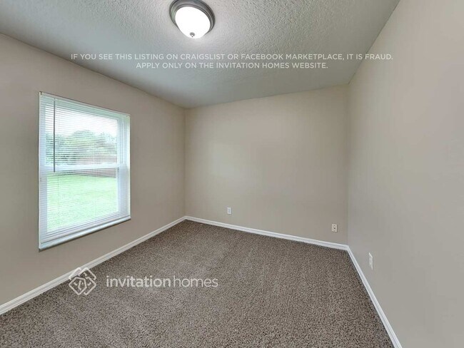 Building Photo - 5816 33rd Dr E