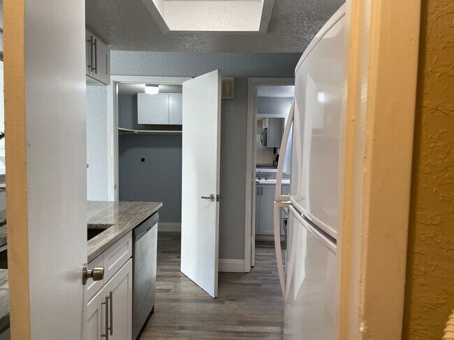 Building Photo - Briarpark Village