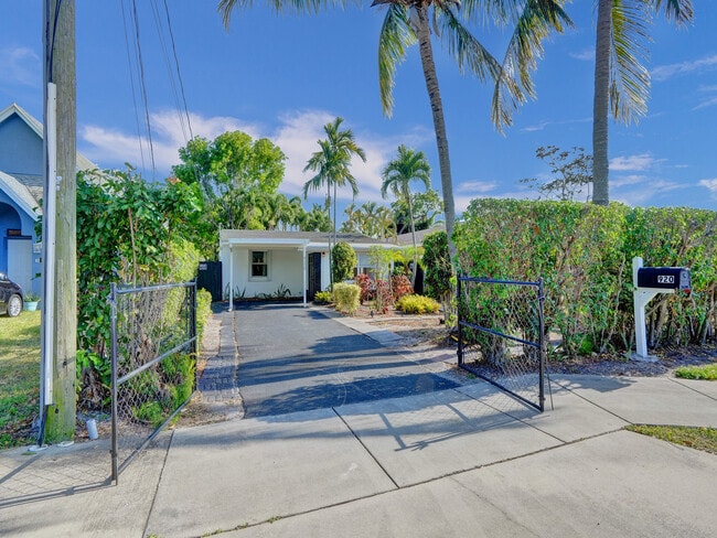 Building Photo - 920 NE 34th Ct