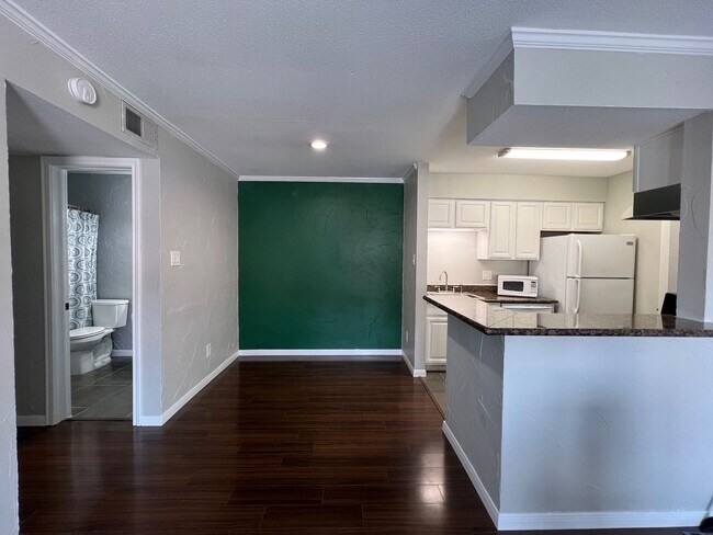 Building Photo - College Station - 1 bedroom / 1 bath Condo...