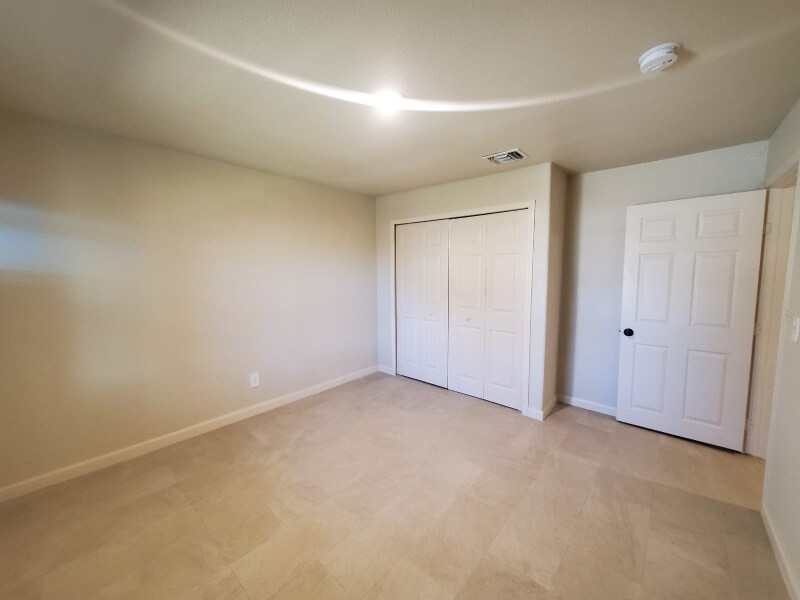 Building Photo - 118 Esmeralda Dr
