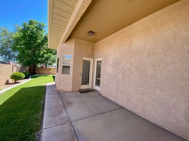 Building Photo - 394 N 2720 E