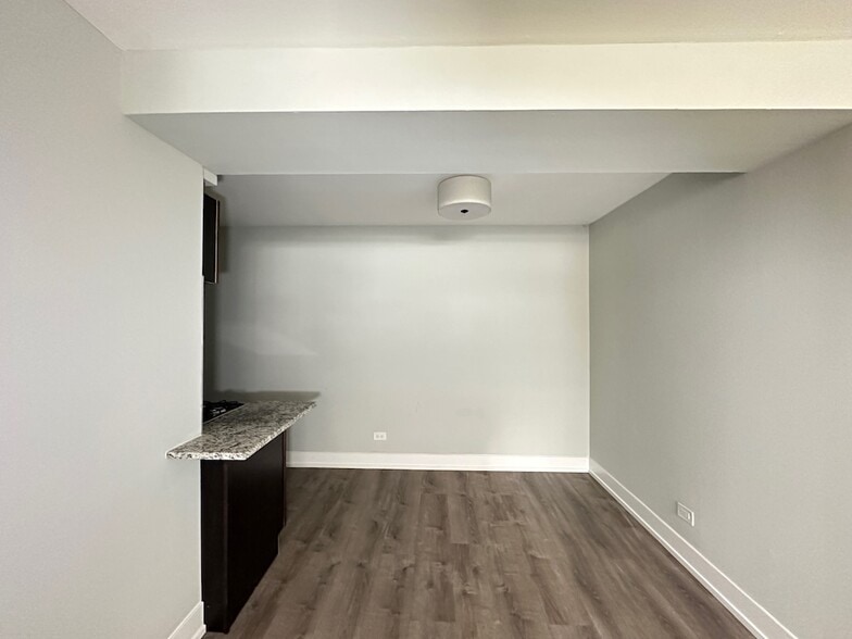 Building Photo - 450 W Barry Ave