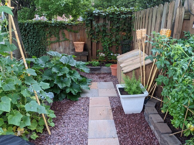 Building Photo - 5832 Pierce St