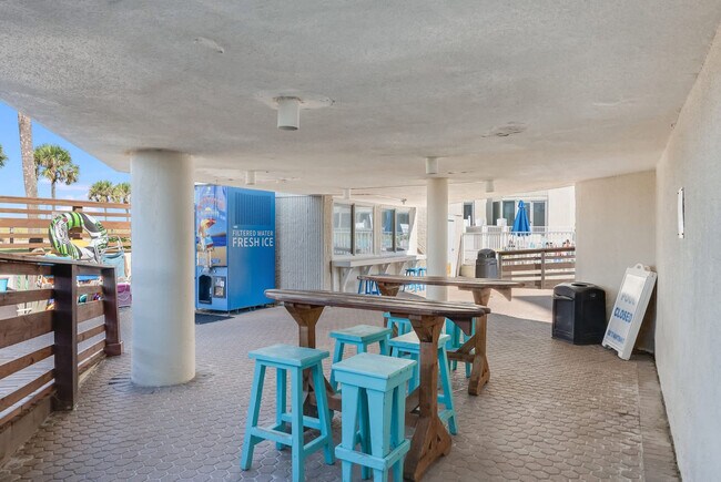 Building Photo - 8817 S Thomas Dr