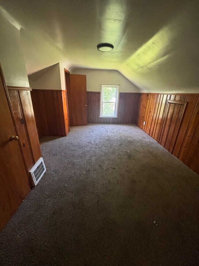 Building Photo - 3-Bedroom 1 Bath Bungalow style Home-Collinwood Area(Accepting Section 8, Eden and private pay Te...