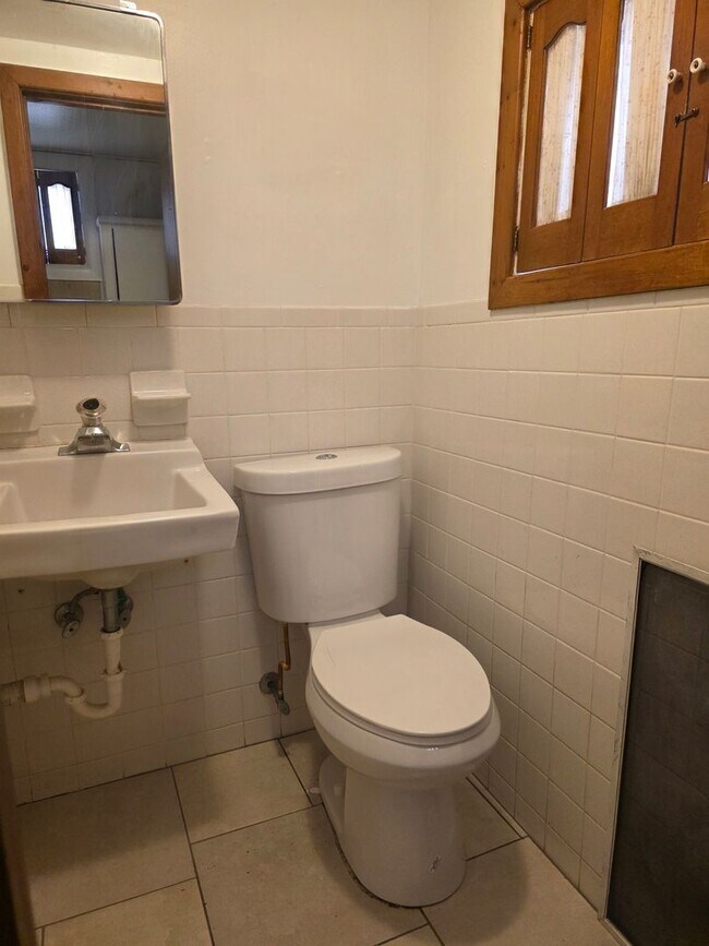 Building Photo - City Living