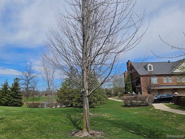 Building Photo - 264 Village Way S