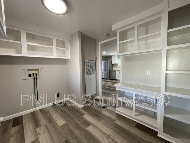 Building Photo - 738 Swan Dr