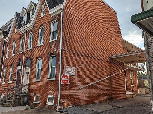 Building Photo - Spacious 5 Bedroom home in York!