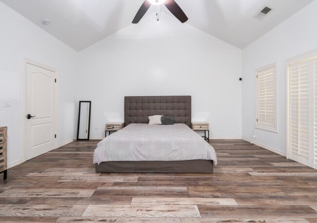 Building Photo - 585 E Chesapeake Cir