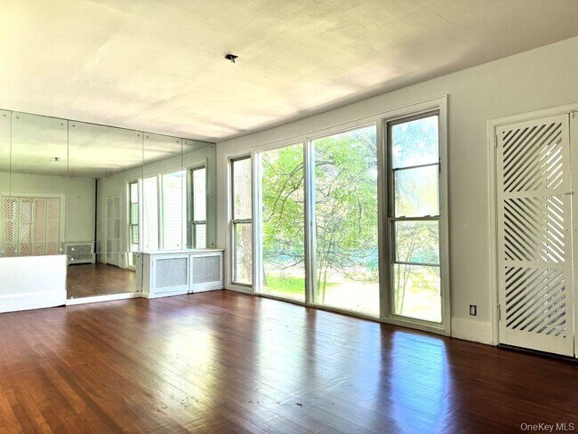 Building Photo - 560 Taxter Rd