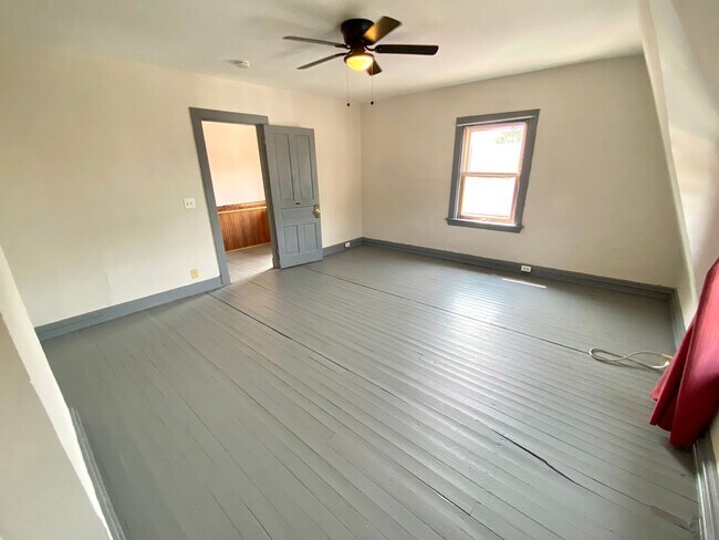 Building Photo - Spacious 5 bed/2 bath on Victor Mins. from...