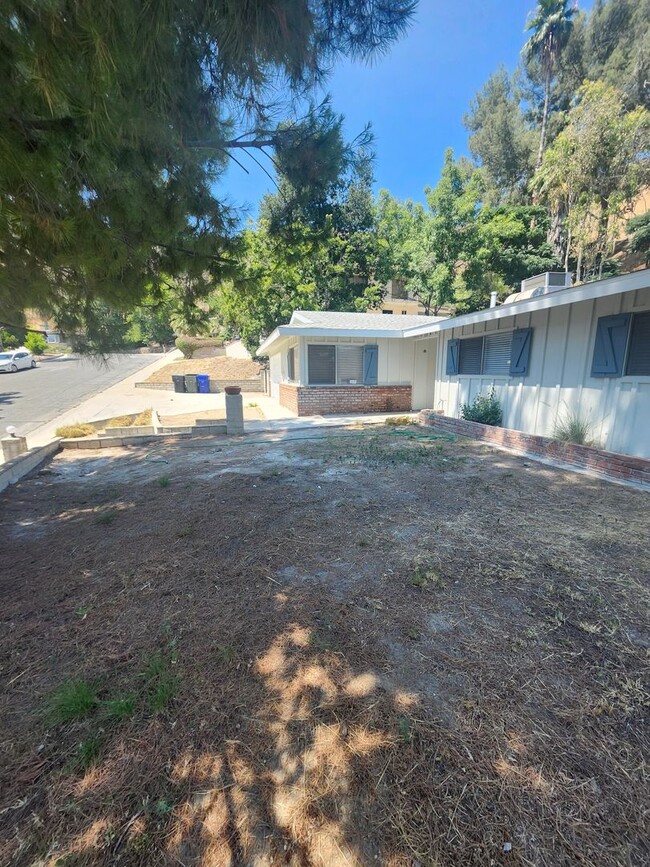 Building Photo - Newly Renovated! Spacious 4-Bed, 2-Bath Ho...