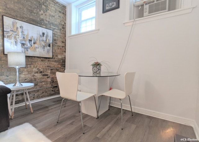 Building Photo - 4312 N Clarendon Ave