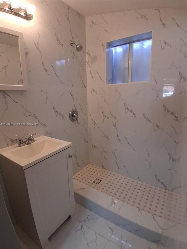 Building Photo - 3052 SW 6th St