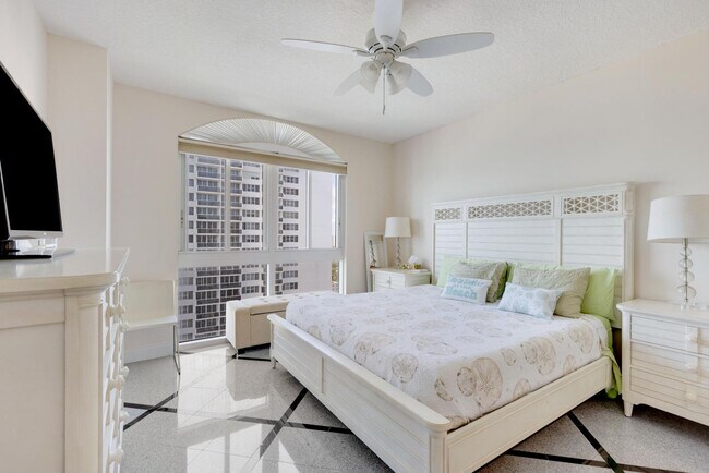 Building Photo - 2065 S Ocean Dr