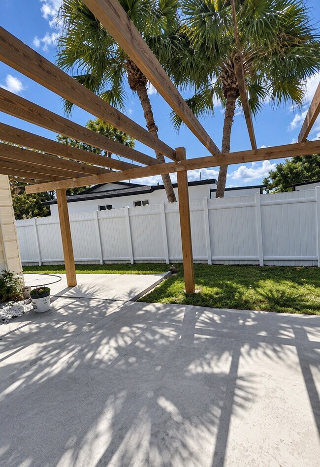 Building Photo - 14510 SW 105th Ave