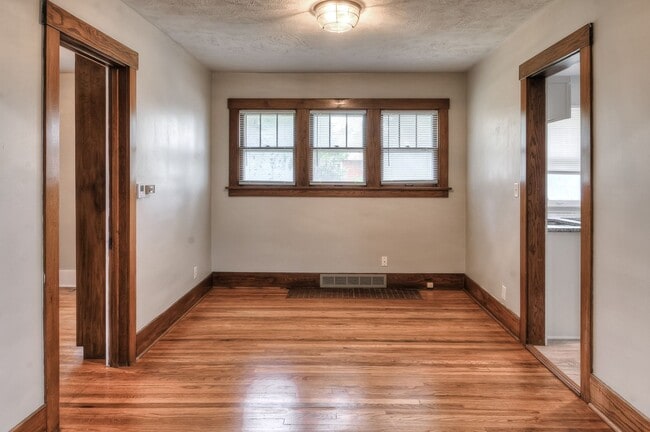 Building Photo - 4 bed in Aksarben