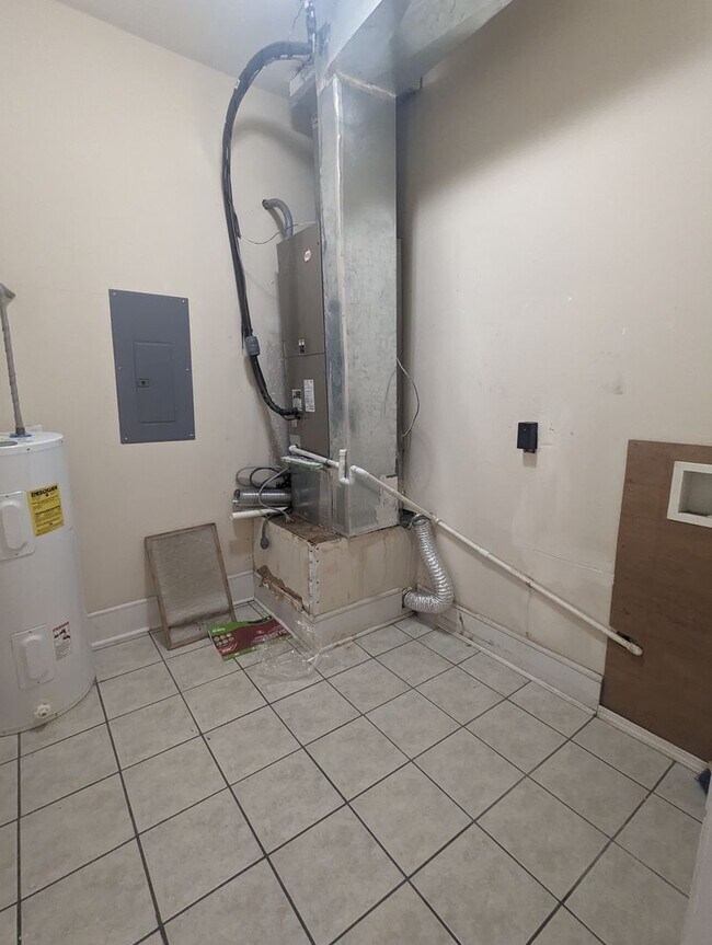 Building Photo - Huge Two+ Bedroom/Two Full Bath Apartment ...