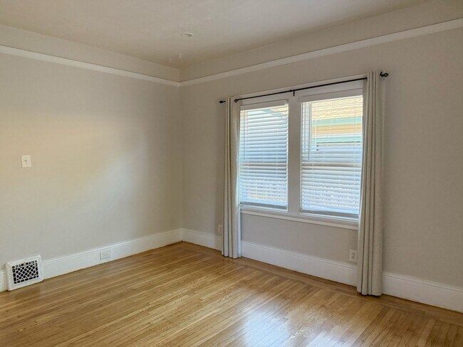 Building Photo - Charming 2-bedroom, 2-bathroom Burlingame ...