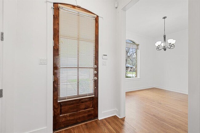 Building Photo - 1607 Chelsea Ln