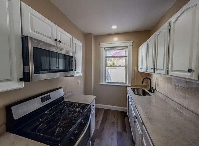 Building Photo - 364 Academy Ave