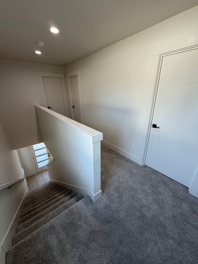 Building Photo - Modern Living Duplex in Keizer