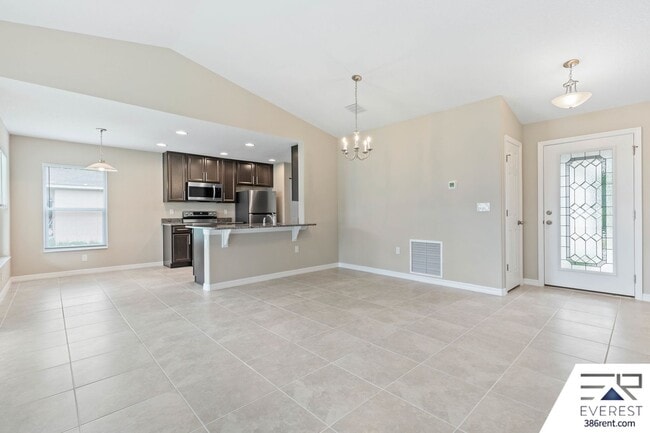 Building Photo - FULLY FENCED 3/2/2 IN DESIRABLE QUAIL HOLLOW