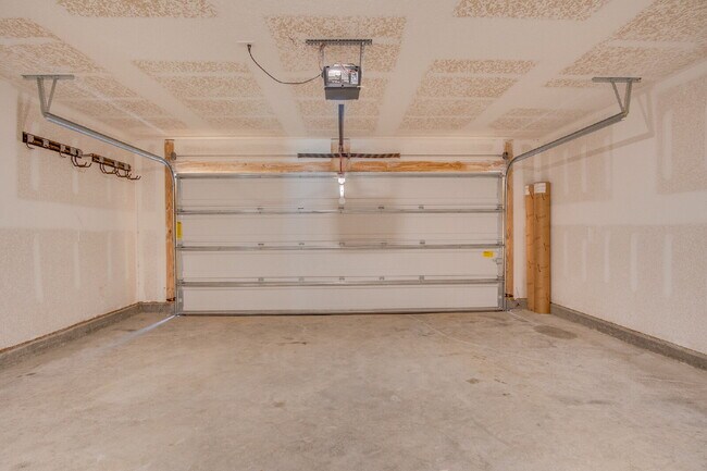 Building Photo - 4BR Home Near Shopping & Navy Federal – $2...