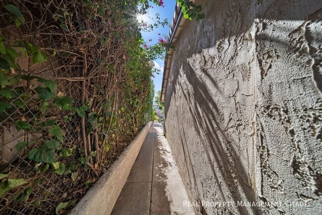 Building Photo - 1850 Edgecliff Dr