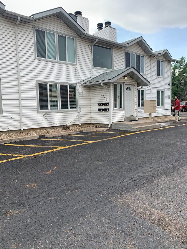 Building Photo - Available Now! – 2 Bed / 1 Bath Condo – Utilities Included