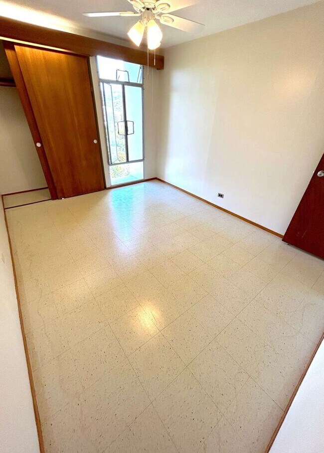 Building Photo - 18th Floor Queen Emma Gardens Apartment - ...