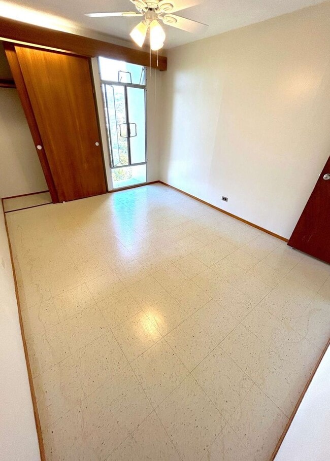 Building Photo - 18th Floor Queen Emma Gardens Apartment -  Spectacular Views, Amenities, & 2 Parking Stalls