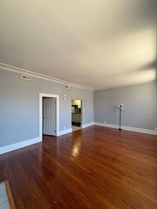 Building Photo - 1118 St Paul St