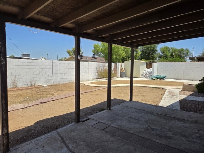 Building Photo - 4 Bedroom 2 bath in Tempe